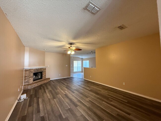 Foto del edificio - Available Now!