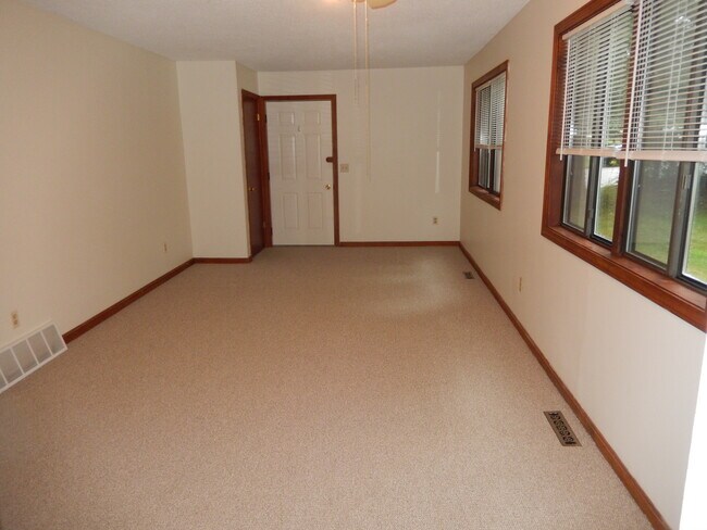 L.R and D.R. - 7 Meadowview Ter