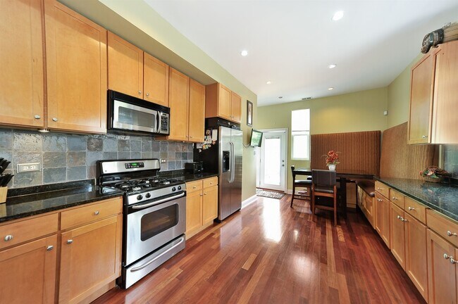 Foto del edificio - 2650 W Logan Blvd