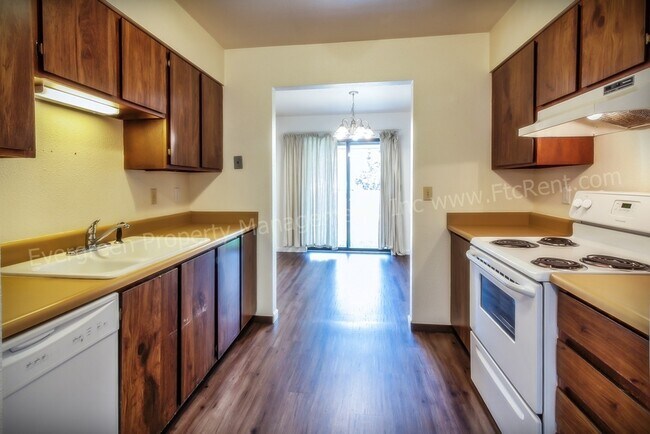 Building Photo - 904-906 Camelot Ct.