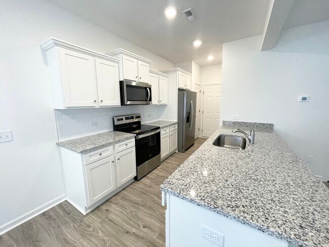 Foto del edificio - Brand new paired home minutes from freeway...