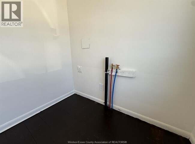 Photo du bâtiment - 914 Riverdale Ave