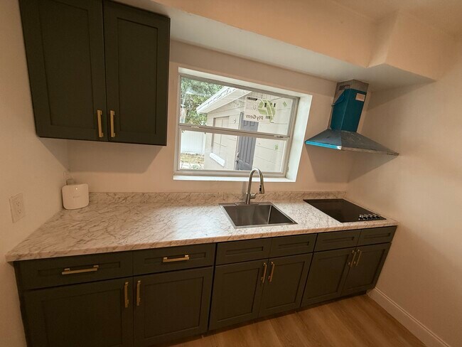 Foto del edificio - 1617 Crystal Ct W