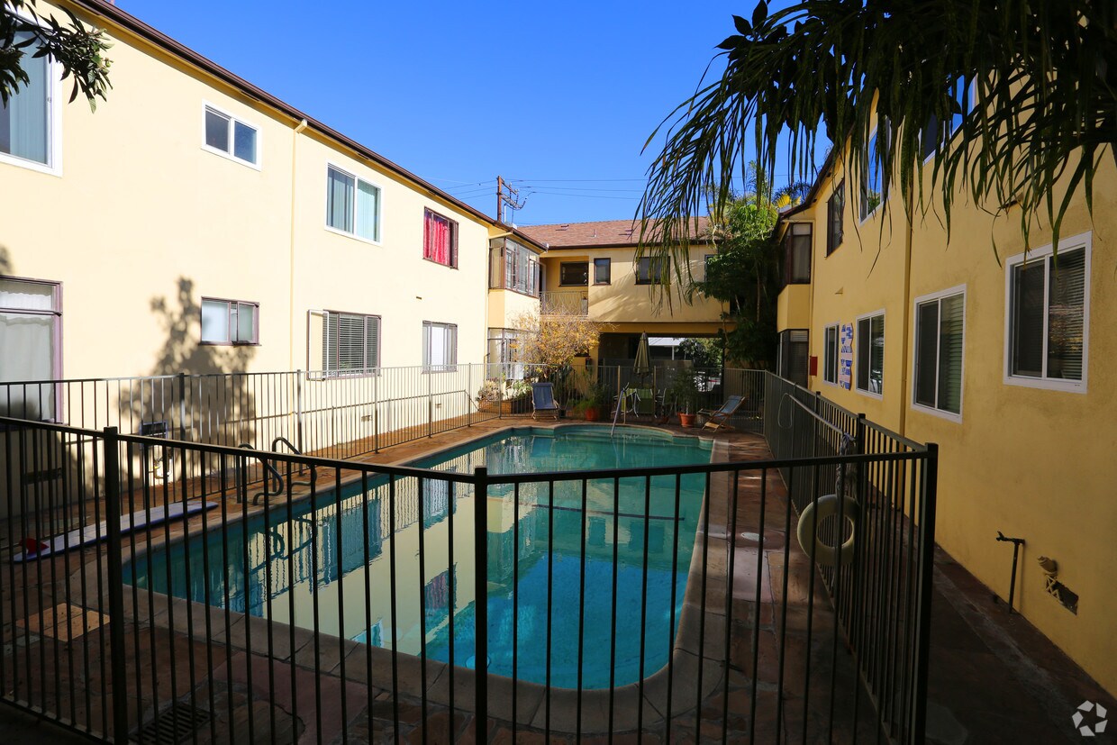 Foto del edificio - 905 N Sweetzer Ave