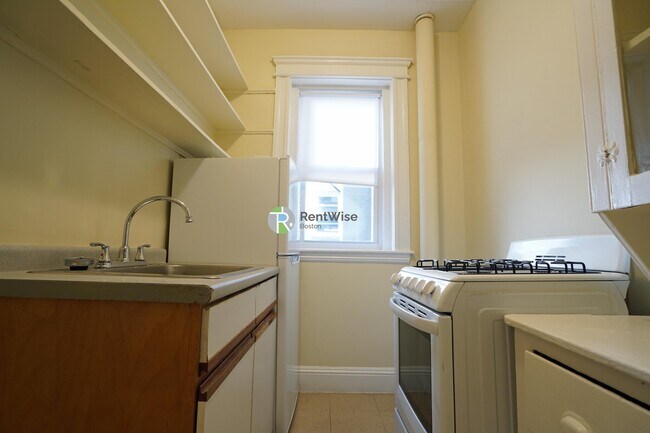 Building Photo - 221 Kelton St