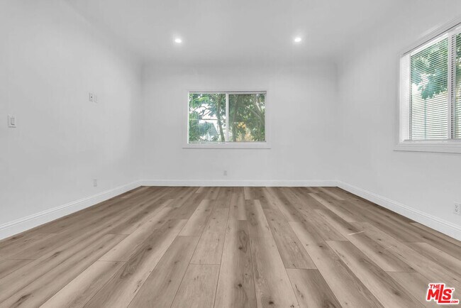 Building Photo - 261 W 43rd Pl