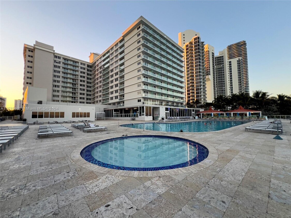 Foto principal - 19201 Collins Ave