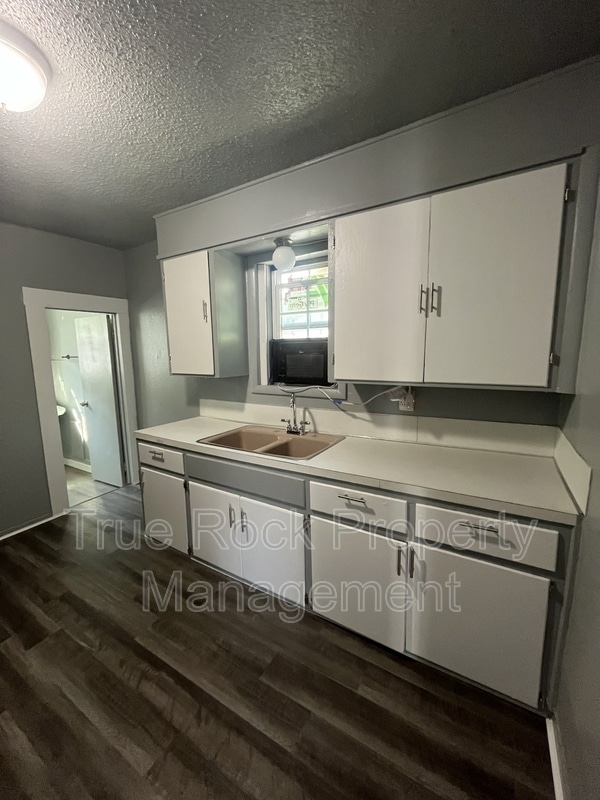 Foto del edificio - 405 W 10th St