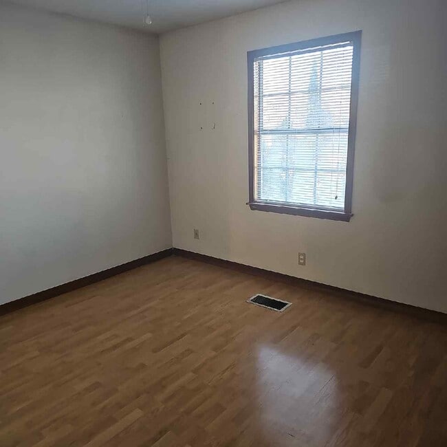 Building Photo - 107 S Maple St