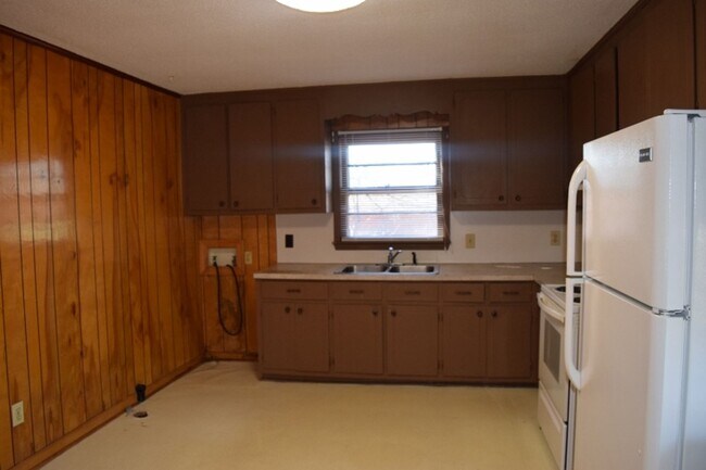 Building Photo - 3 bed, 1.5 bath, 1 Level Living