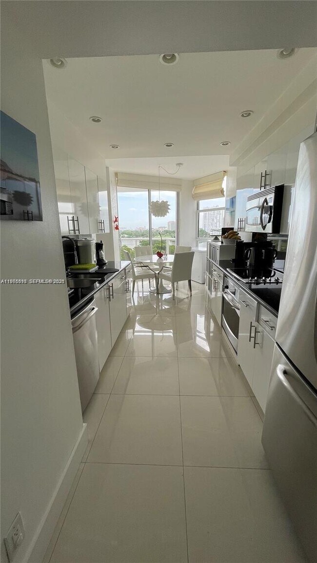 Building Photo - 20281 E Country Club Dr