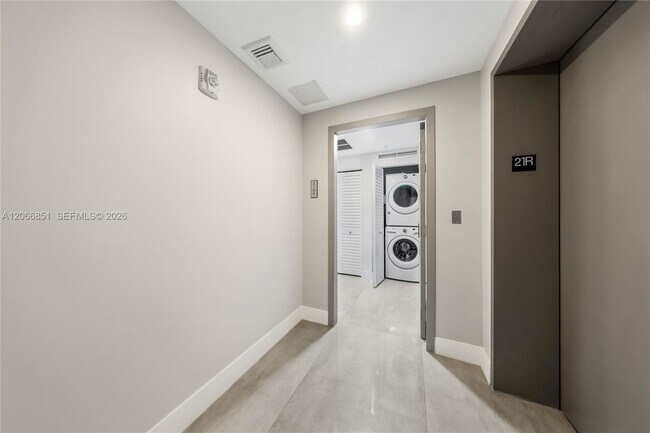 Foto del edificio - 488 NE 18th St