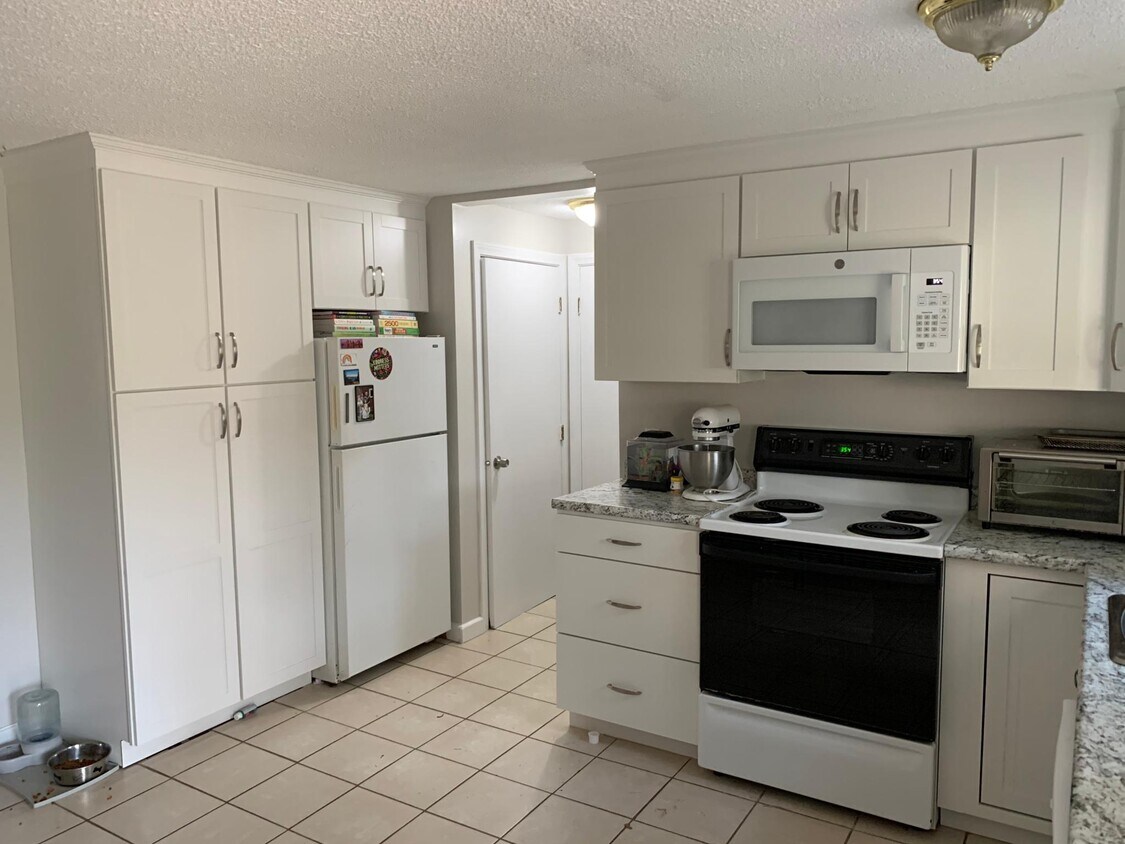Cocina similar - 8 maplewood dr