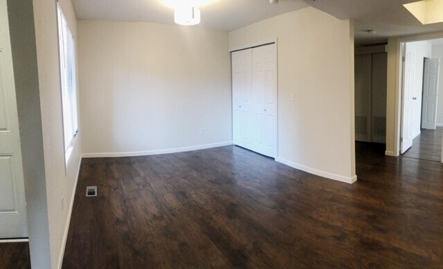 Building Photo - South Anchorage Condo with Balcony, Garage, and Laundry in unit!