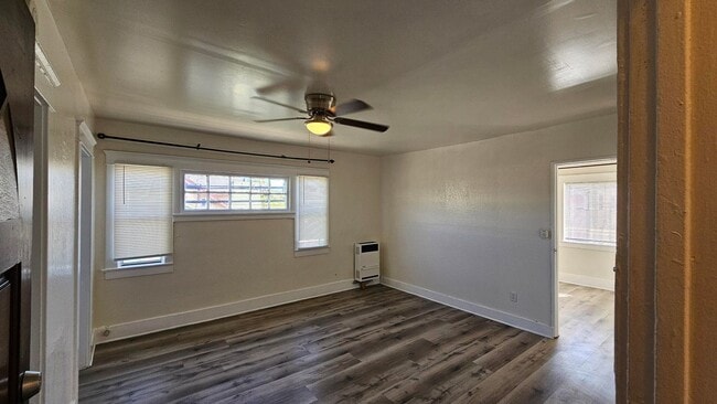 Building Photo - **519 E 17th St Long Beach** Upstairs 2 be...