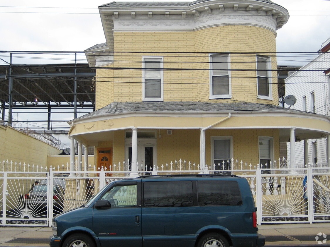 Building Photo - 11-13 Wyckoff Ave