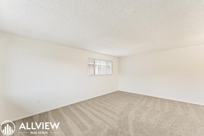 Foto del edificio - Charming 2-Bedroom Home Steps from Los Rios District