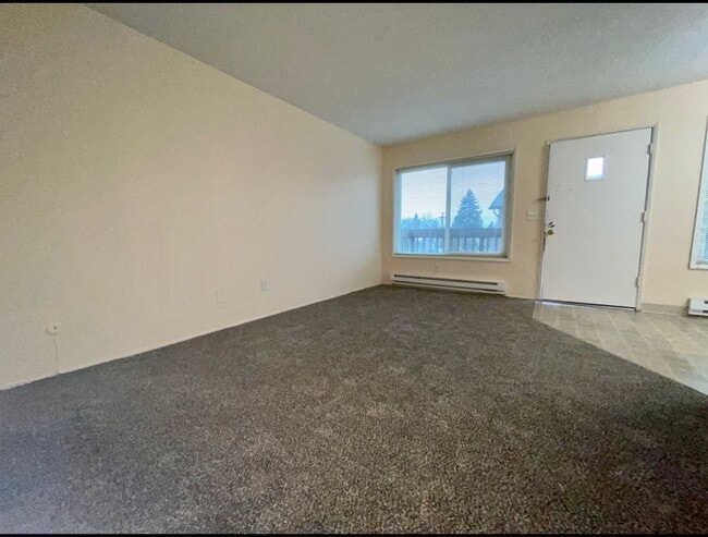 Building Photo - **50% OFF FIRST MONTH'S RENT** Spacious To...