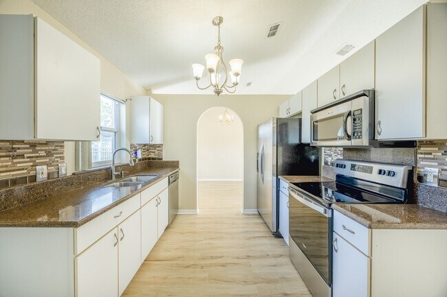 Foto del edificio - Beautiful 4 Bed/ 2 Bath Move In Ready Home...