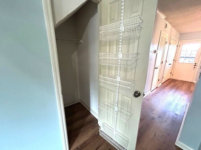 Building Photo - Townhome - 2 Bedroom 1.5 bath