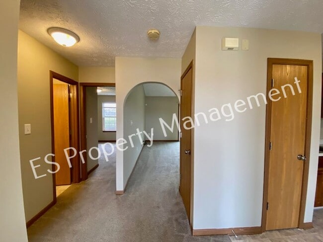 Building Photo - Wonderful 3 Bedroom 2 Bathroom Ranch Style...