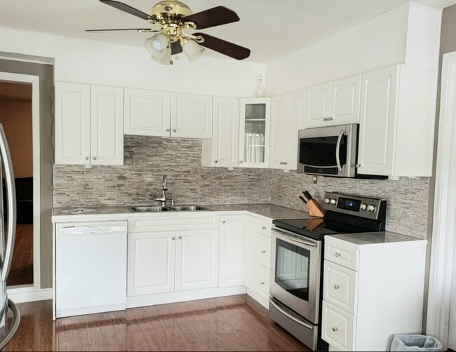 Building Photo - 894 Glenayre Dr