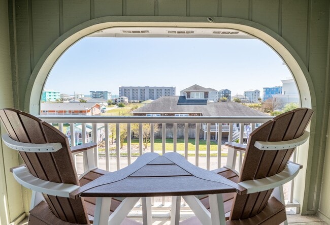 Building Photo - COZY,  FURNISHED OFF-SEAON MONTHLY RENTAL