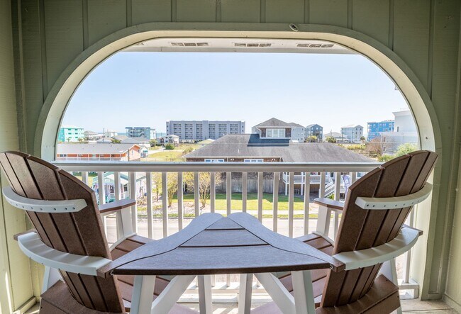 Foto del edificio - COZY,  FURNISHED OFF-SEAON MONTHLY RENTAL