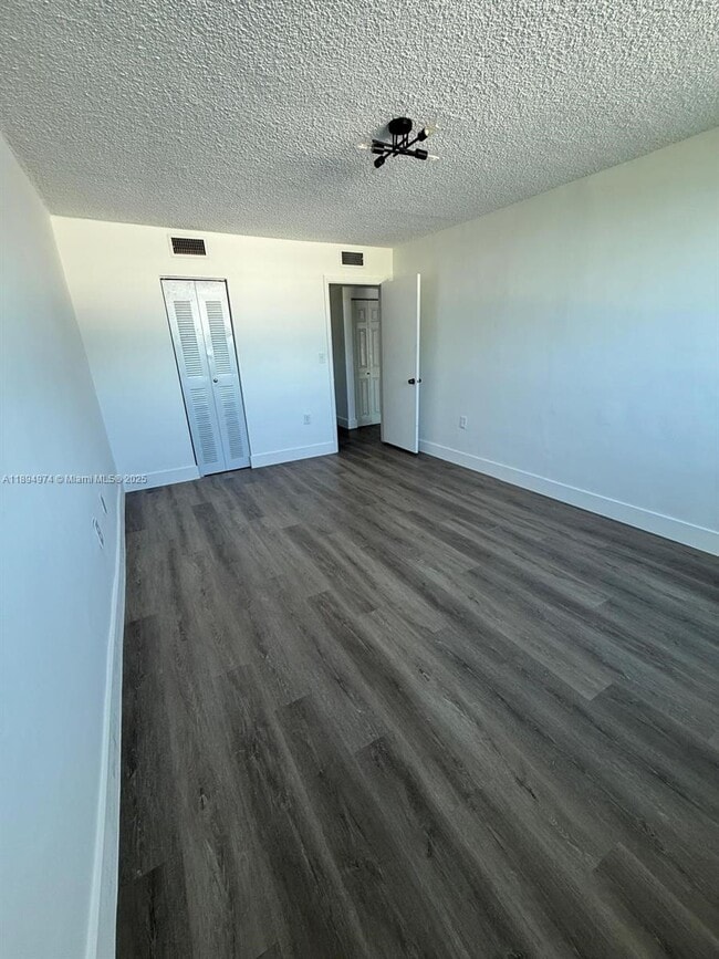 Building Photo - 1145 Normandy Dr