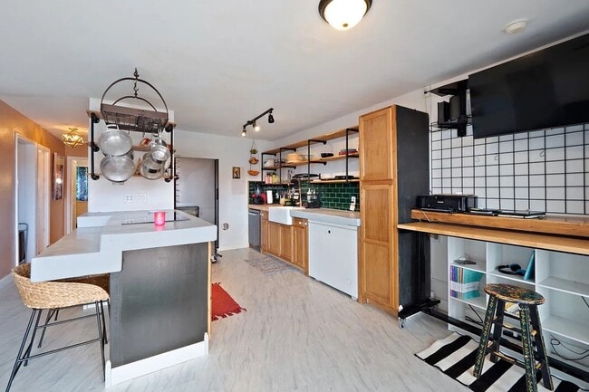Building Photo - 2/2 Beautifully Renovated Partially Furnis...