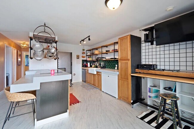 Foto del edificio - 2/2 Beautifully Renovated Partially Furnis...