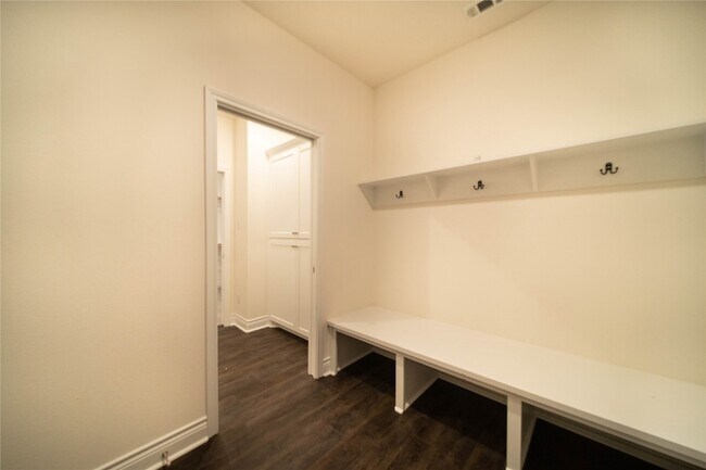Foto del edificio - 8507 Christie Ln