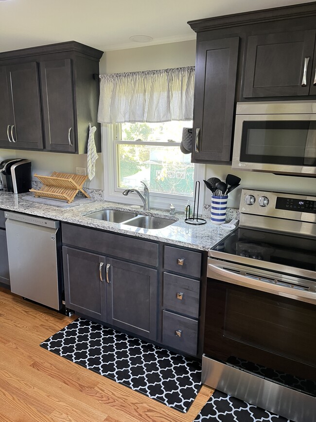 Building Photo - 32 Pine Grove Ave