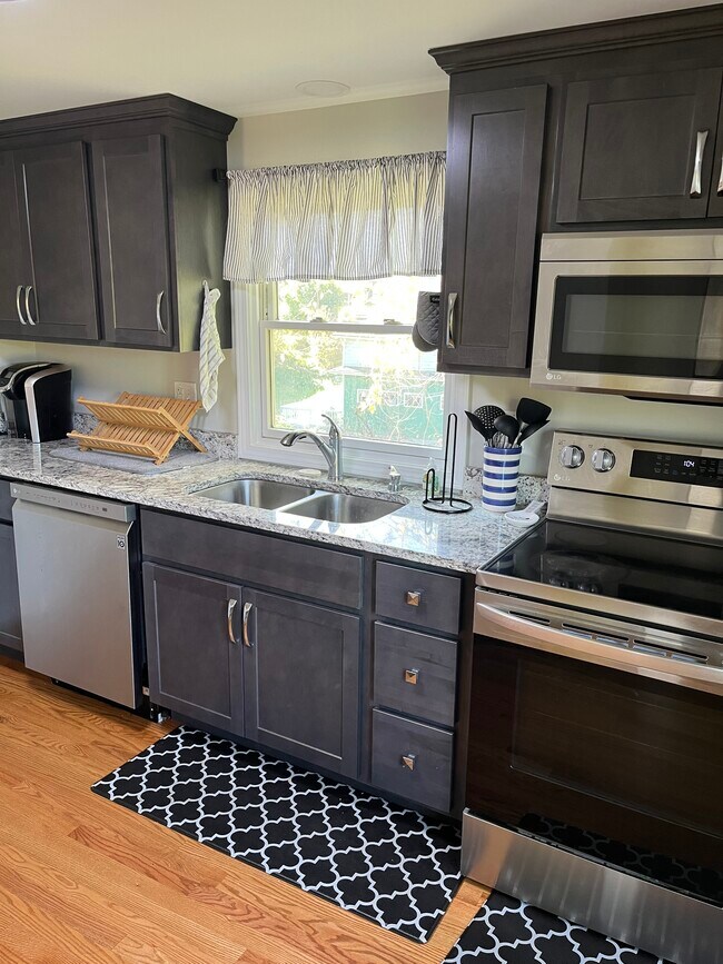 Foto del edificio - 32 Pine Grove Ave