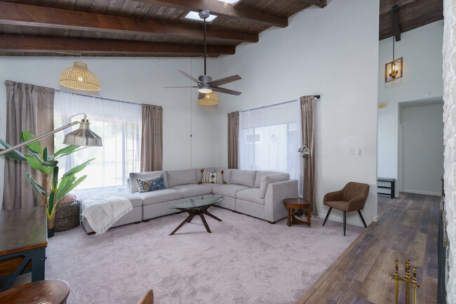 Building Photo - 4140 Meadowlark Dr