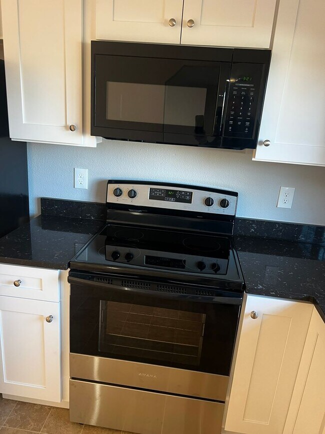 Foto del edificio - New carpet, kitchen, appliances, paint! Great neighborhood.