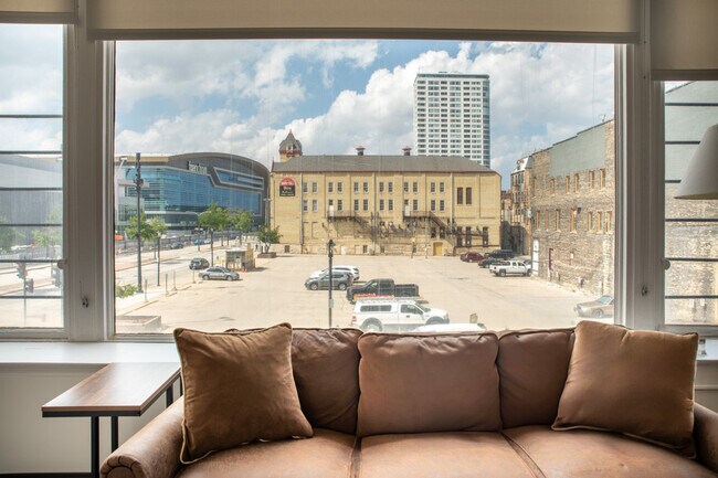 Foto del edificio - 333 W State St