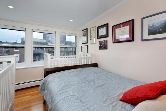 Building Photo - Top floor 2 bed on Union Park with Parking!