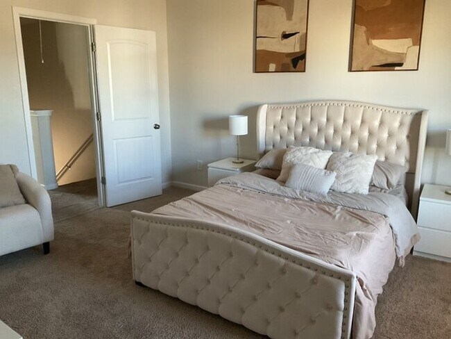 Foto del edificio - 511 Morning Mist Rd