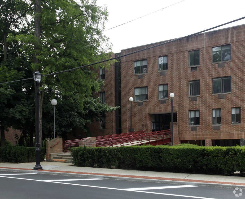 Foto del edificio - Samuel R. Pierce Apartments