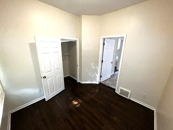 Foto del edificio - 2879 E 77th St