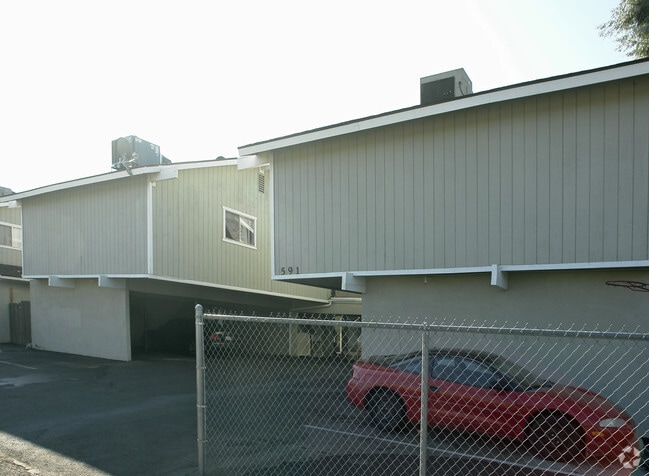 Building Photo - 591 W Ashlan Ave