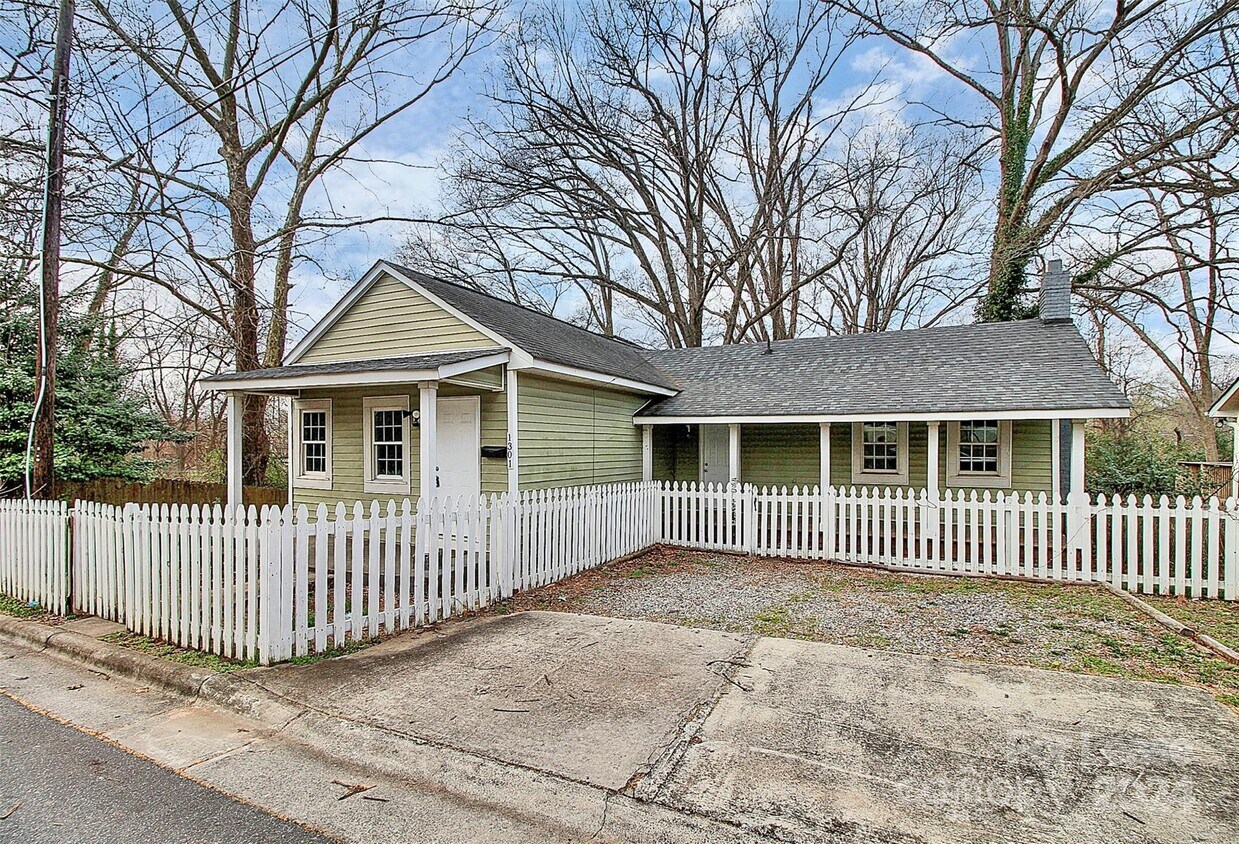 Primary Photo - 1301 N McDowell St