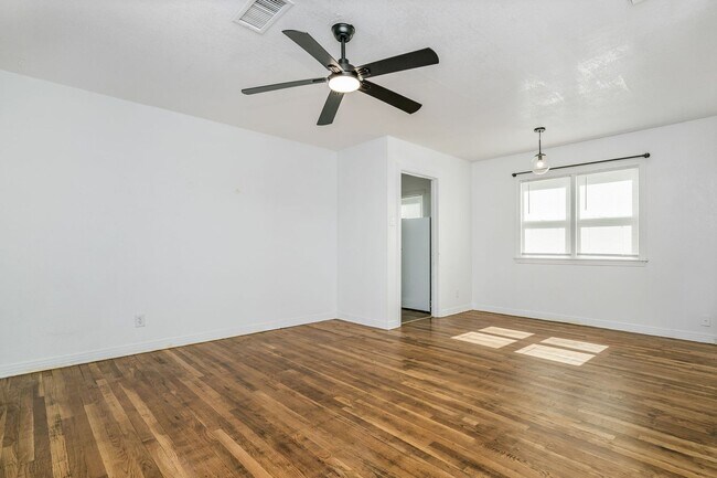 Foto del edificio - Two bedroom house for lease