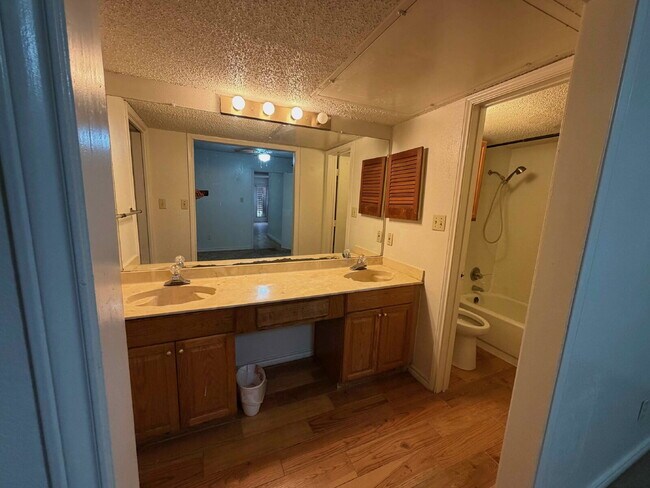 Foto del edificio - Cozy 1BD Condo in Richardson ISD with Fireplace & Amenities