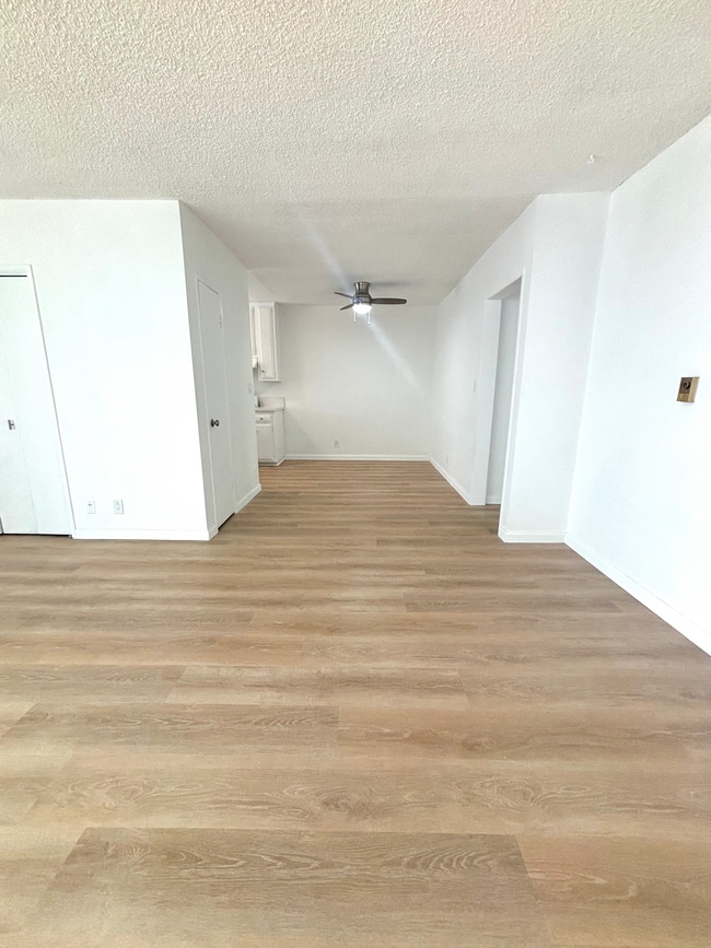 Building Photo - 2042 N Beachwood Dr