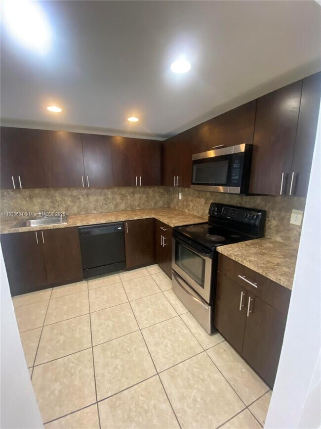 Foto del edificio - 6930 Miami Gardens Dr