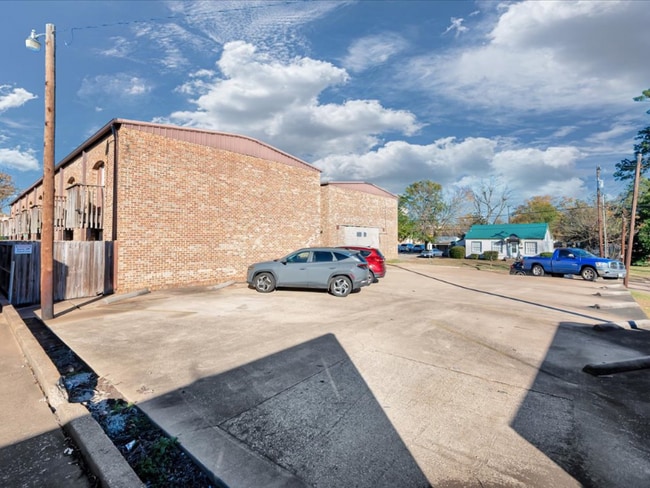 Building Photo - 208 E Starr Ave