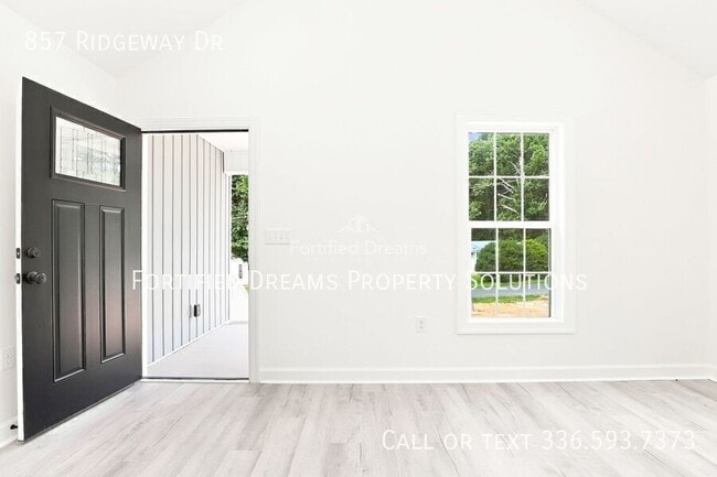 Building Photo - 857 Ridgeway Dr