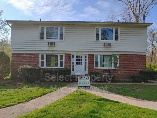 Foto del edificio - 3839 Sleepy Hollow Ln